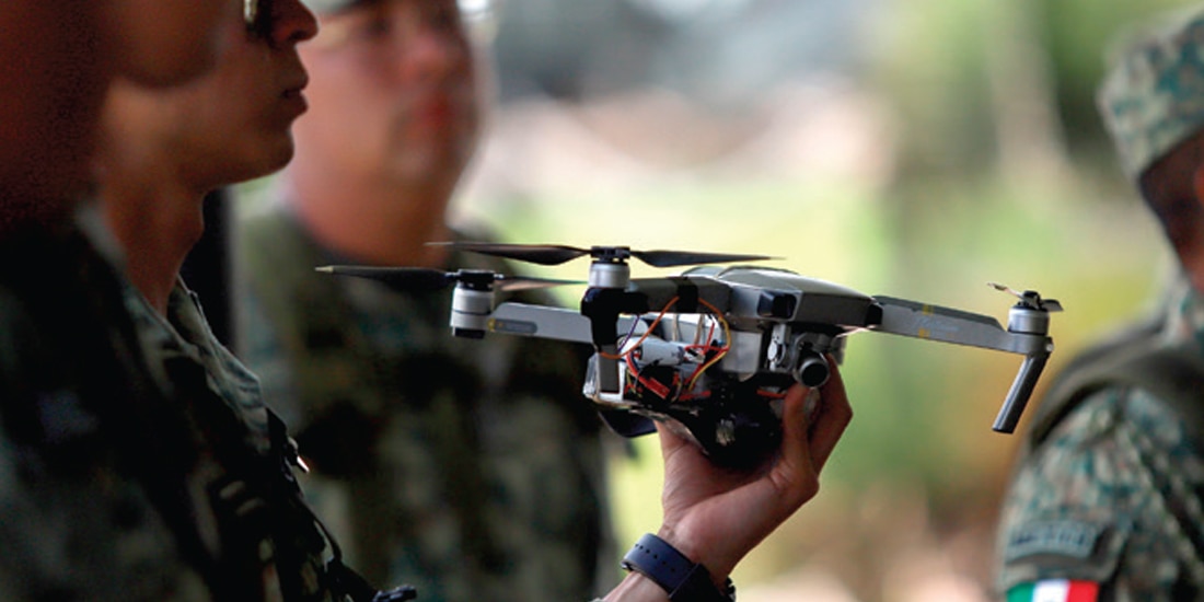 Un soldado muestra un dron usado en ejercicios militares, en foto de archivo.