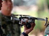 Un soldado muestra un dron usado en ejercicios militares, en foto de archivo.