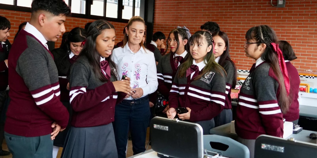 Presidenta Claudia Sheinbaum convive con estudiantes durante su gira en el Estado de México.