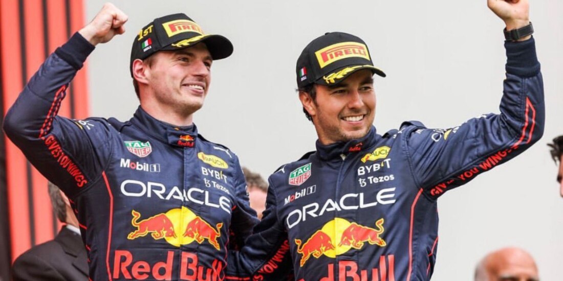 Checo Pérez junto a Max Verstappen celebrando una victoria.