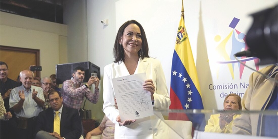 La opositora muestra el documento que la acredita como ganadora, ayer.