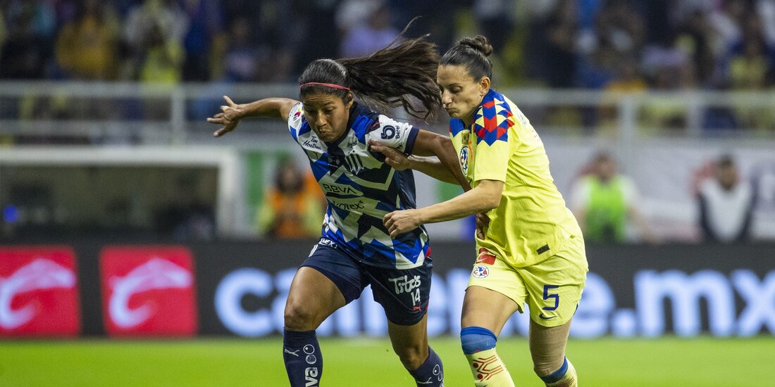Alejandra Calderon, del Monterrey, disputa un balón con Aurelie Kaci, del America, en la final de ida de la Liga MX Femenil.