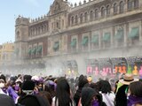 Manifestantes marchan en CDMX en el marco del Día de la Mujer.