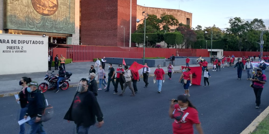 En la marcha, que desde la mañana bloqueó el Senado de la República y después se movilizó sobre la Avenida Juárez, también participa la Unión General de Trabajadores del México Nacional.