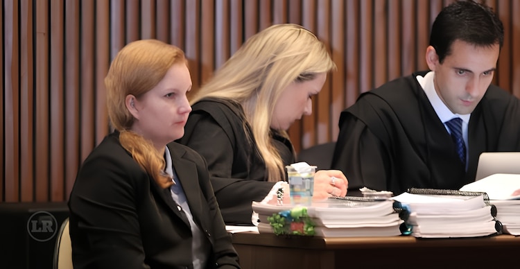 Elize y sus abogados el día del juicio