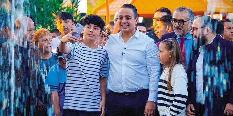El alcalde Janecarlo Lozano, en la inauguración del segundo EDEN, ayer, a quien acompañan familias maderenses.