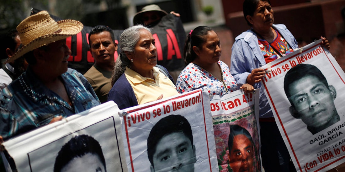 Padres y madres de los normalistas desaparecidos de Ayotzinapa.