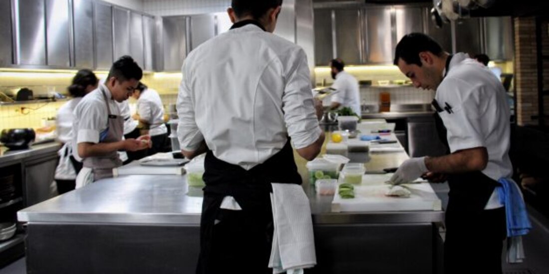 Sector servicios crece 2.7% en abril