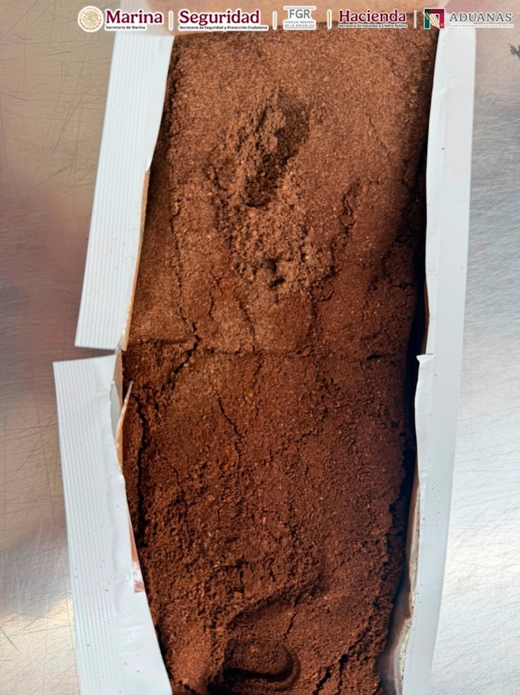 Aseguramiento de café "contaminado" con cocaína, en el AICM.