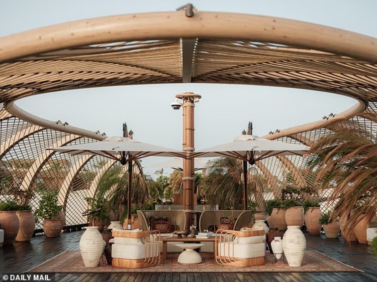 Cristiano Ronaldo adquirió una lujosa villa privada en medio del Mar Rojo.