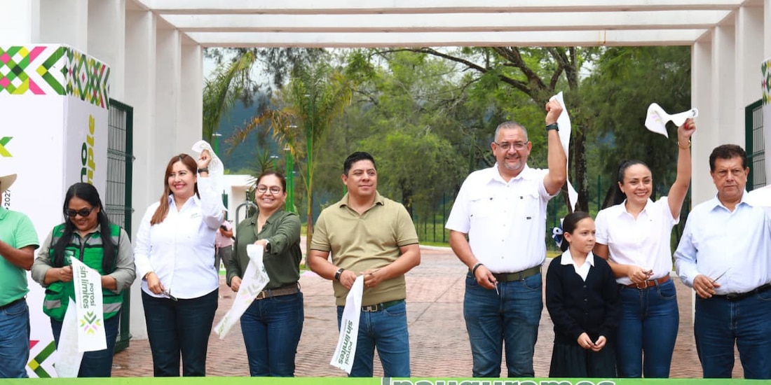 Ricardo Gallardo Cardona encabeza el corte de listón inaugural de la Unidad Deportiva Municipal en Lagunillas.