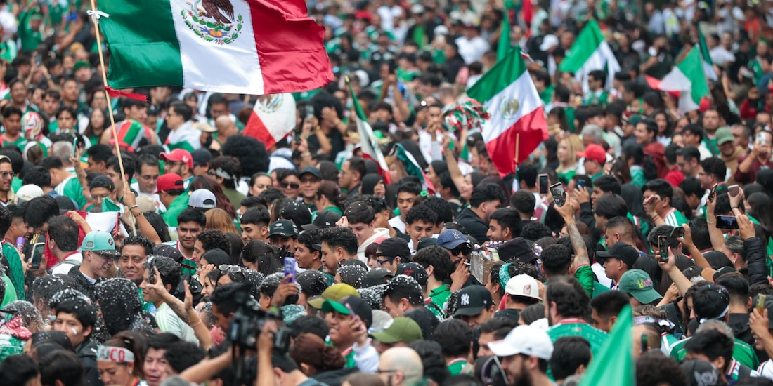 Aficionados en Paseo de la Reforma celebran el triunfo de México sobre Chequia.