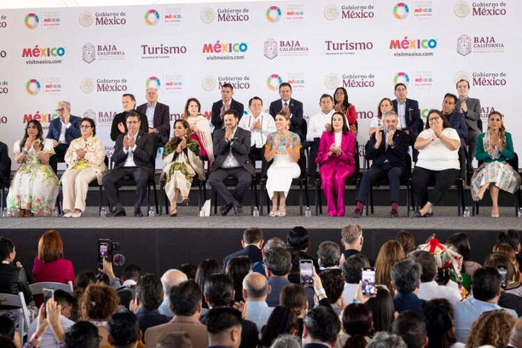 Querétaro destaca en el Tianguis Turístico 2025 con su oferta cultural y turística, impulsada por el gobernador Kuri González.