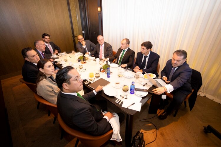 Autoridades queretanas destacan las ventajas de invertir en el sector hotelero de lujo durante encuentro en Madrid.