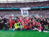 El equipo holandés celebra su título, ayer, en su estadio.