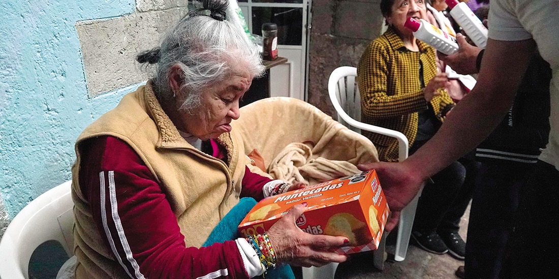 Una adulta mayor en un asilo recibe insumos, el pasado 22 de diciembre.