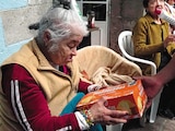 Una adulta mayor en un asilo recibe insumos, el pasado 22 de diciembre.