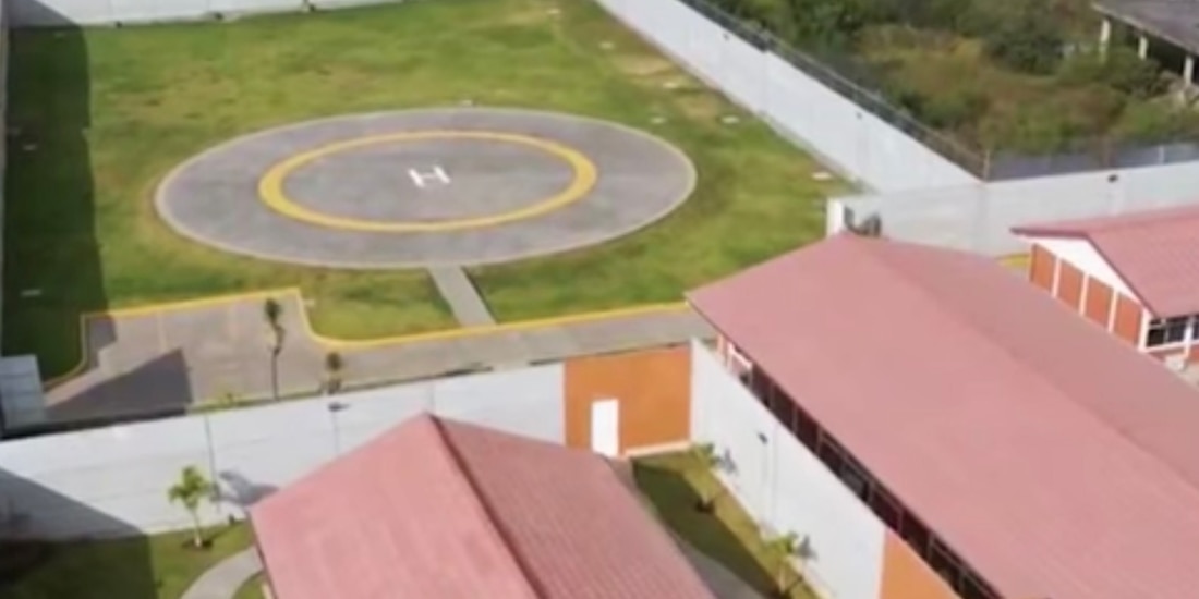 En Apatzingán, la casa de gobierno está construida junto al helipuerto.