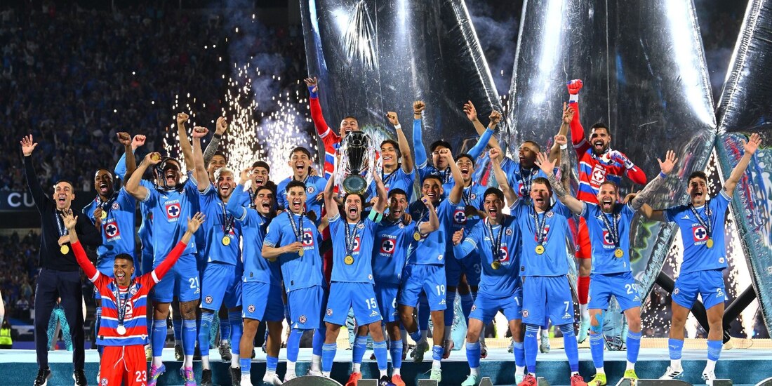 Jugadores del Cruz Azul celebran el triunfo de ayer levantando el trofeo de Concacaf.