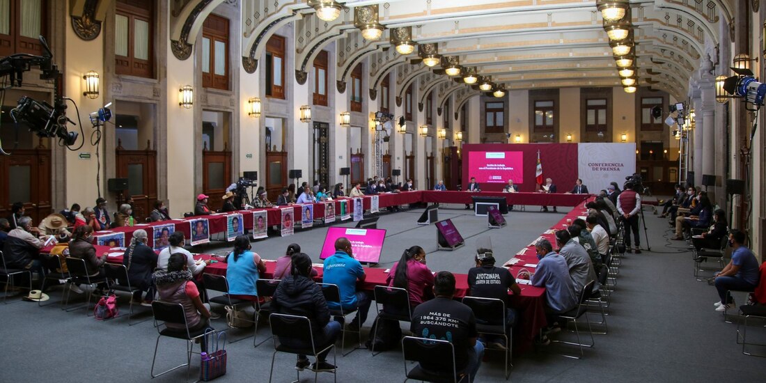 El presidente de México en reunión con madres y padres de los 43 jóvenes desaparecidos de Ayotzinapa, el 12 de agosto de 2020.