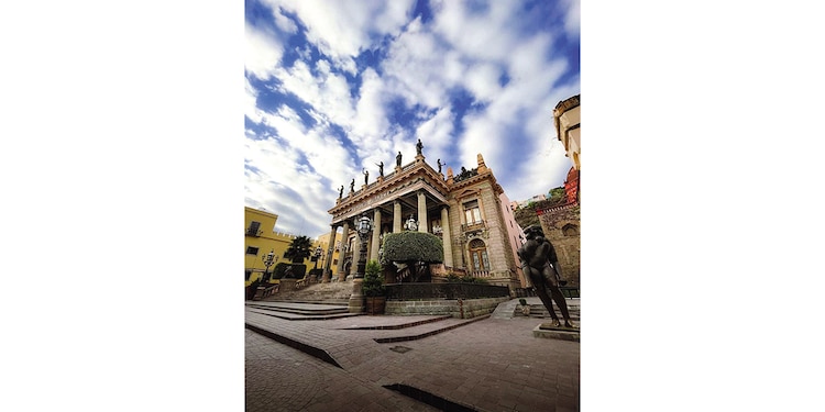 La fachada del Teatro Juárez, una
de las principales sedes del Cervantino.