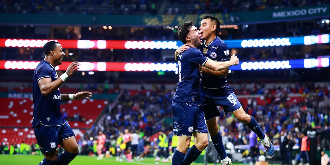 Jugadores de Cruz Azul festejan uno de sus goles sobre el América en el clásico joven.