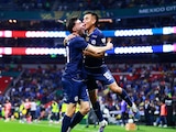 Jugadores de Cruz Azul festejan uno de sus goles sobre el América en el clásico joven.