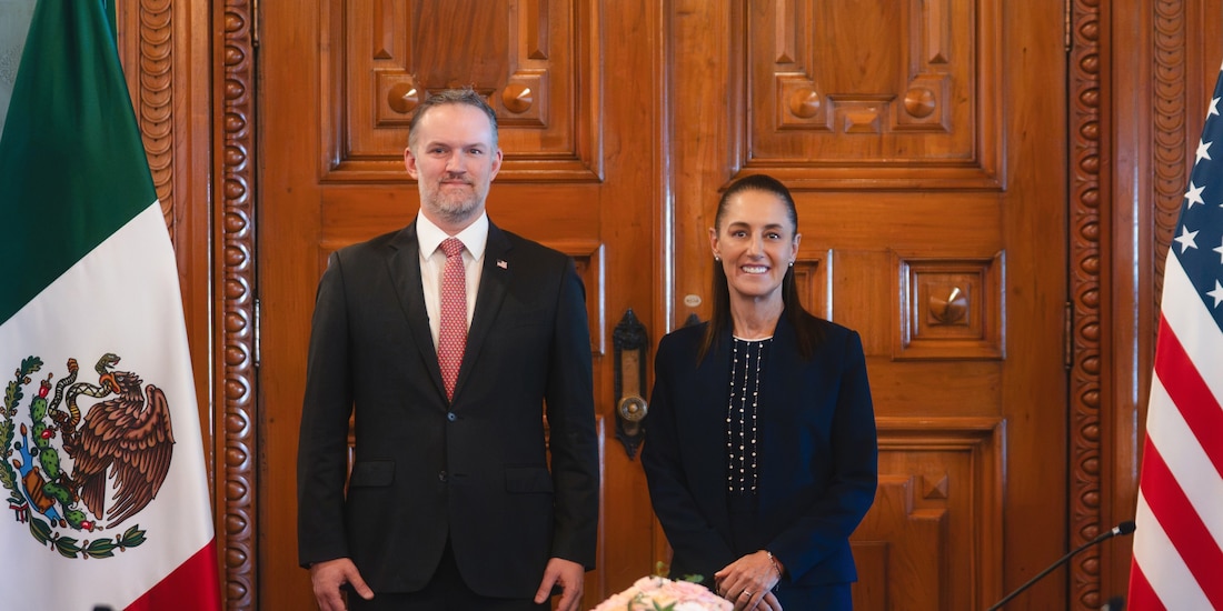 La Presidenta de México y el funcionario estadounidense.