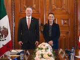 La Presidenta de México y el funcionario estadounidense.
