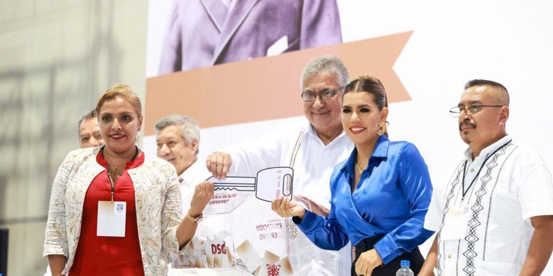 La gobernadora Evelyn Salgado se compromete a seguir tocando puertas en beneficio de las y los trabajadores de la educación