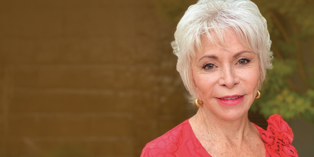 La autora, en una sesión de fotos para la promoción del libro