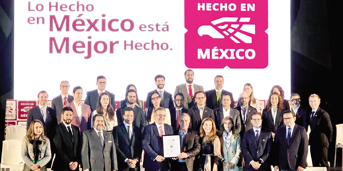 El secretario de Economía, Marcelo Ebrard, ayer, con miembros de la IP.