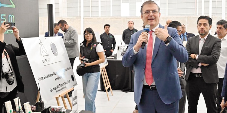 Marcelo Ebrard, titular de la Secretaría de Economía, en el Centro Nacional de Meteorología de Querétaro, ayer.