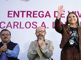 La jefa de Gobierno, Clara Brugada (c.), ayer, durante el evento de entrega.