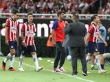 Futbolistas de Chivas se lamentan después de su caída a manos del Mazatlán.