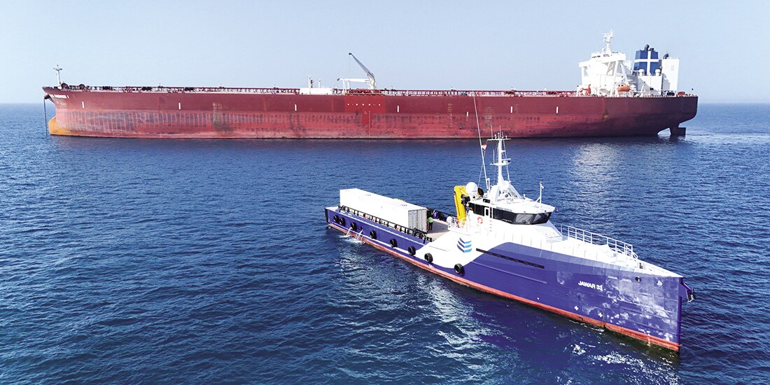 UN BUQUE con bandera de Malta, ayer, por el estrecho de Ormuz