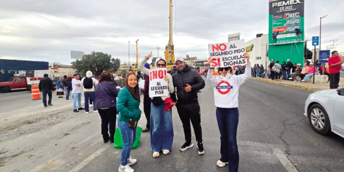 Profesores inconformes despliegan cartulinas en el sitio en donde se construye el segundo piso del Viaducto en la capital de Zacatecas, ayer.