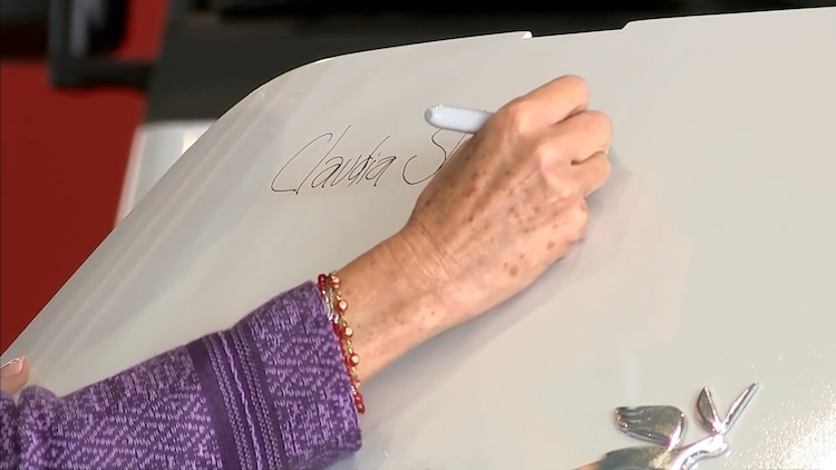La presidenta firma el prototipo de Olinia.