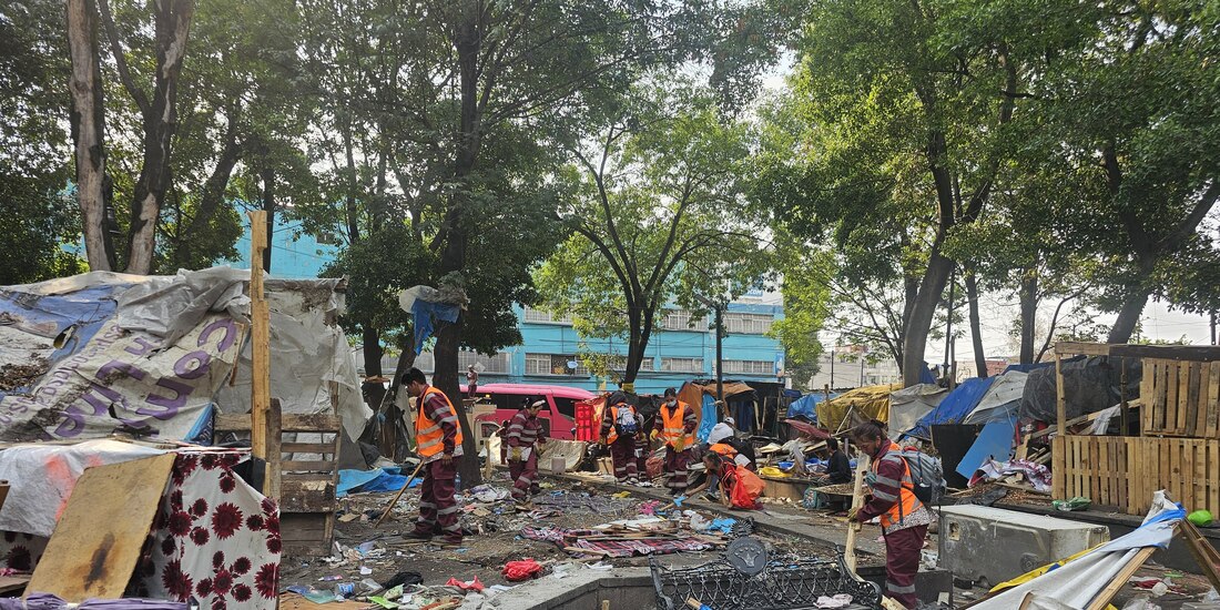 El gobierno de la Ciudad de México retira el campamento migrante en la Plaza de la Soledad para las actividades de Semana Santa, reubicando a los migrantes de manera provisional en el Parque Guadalupe Victoria.