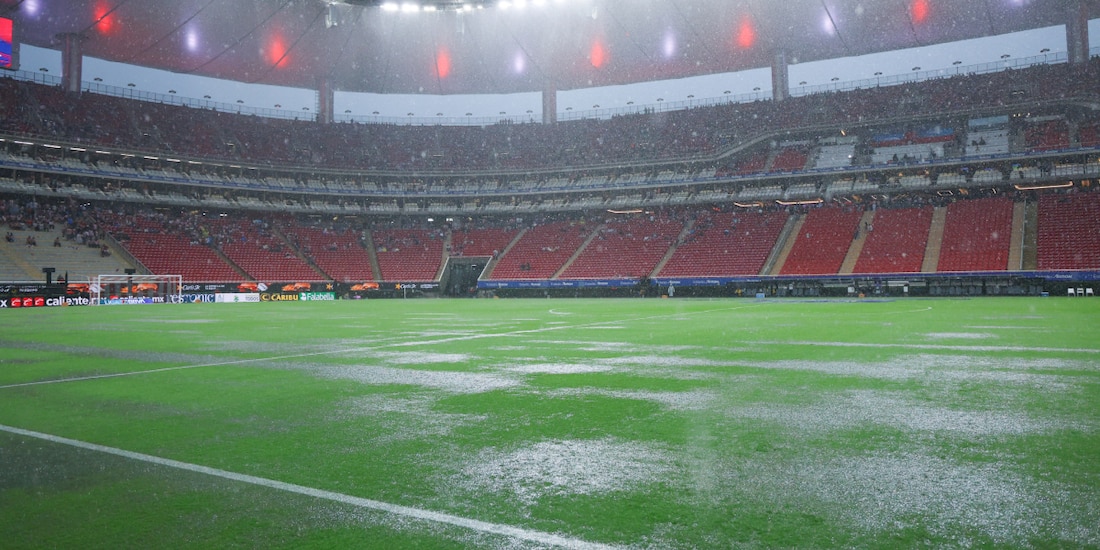 El Estadio AKRON se encharcó por la fuerte lluvia que aplazó el juego entre Chivas y Xolos.