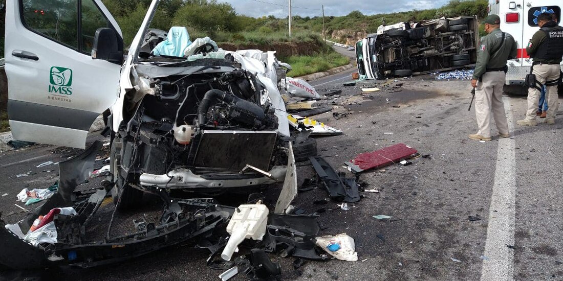 Choque entre ambulancia y camión cervecero en SLP.