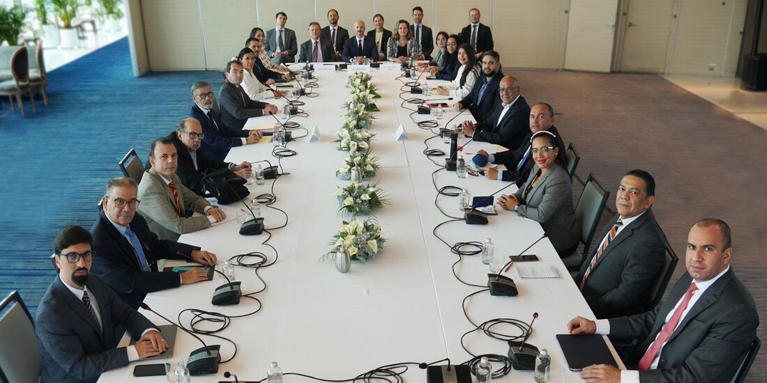 Mesa de negociación entre las partes en la capital mexicana, el 4 de septiembre.