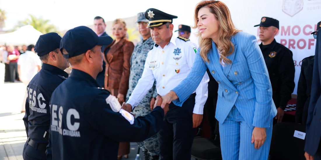 Gobernadora Marina del Pilar, con elementos de la Policía Estatal de Baja California.