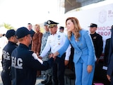 Gobernadora Marina del Pilar, con elementos de la Policía Estatal de Baja California.
