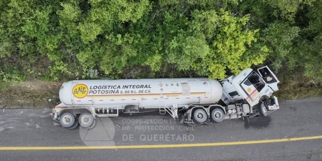 El peligro de explosión de la pipa obligó a las autoridades a mantener el cierre total de la carretera federal 120 en Landa de Matamoros.