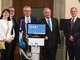 De izq. a der.: María Elena Álvarez Buylla, José Cruz Pineda, Jorge Alcocer, López Obrador y Hugo López-Gatell, en la presentación de ventiladores desarrollados por el Conacyt, ayer.