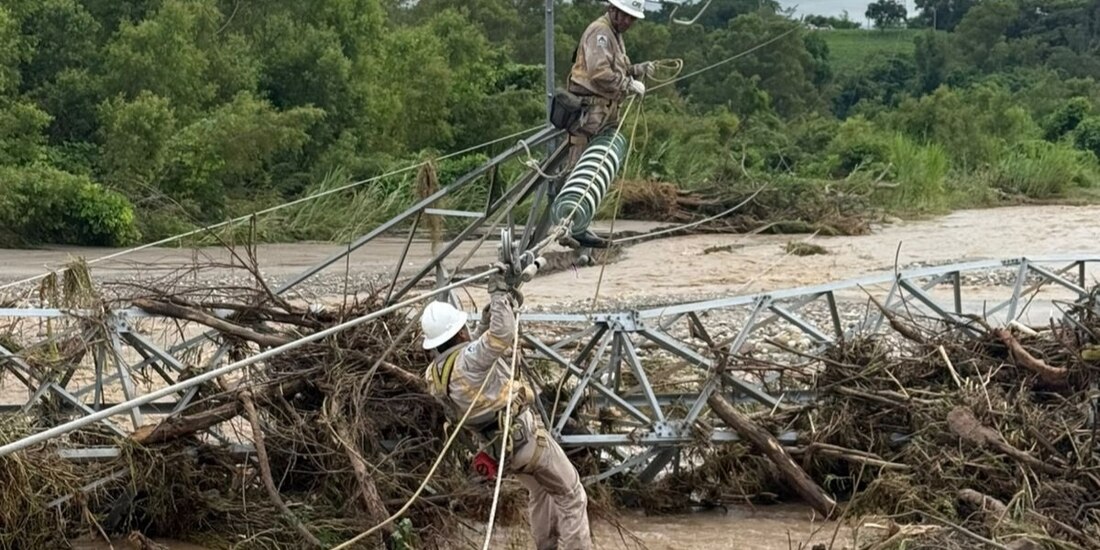 Más de 157 mil hogares se quedaron sin electricidad tras la caída de una torre de transmisión