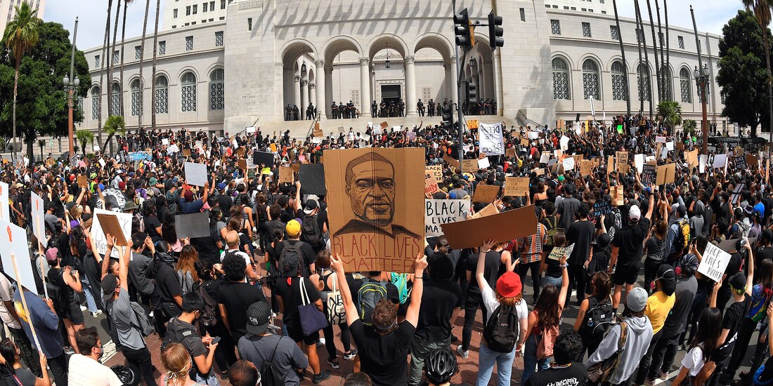 Manifestantes frente al Ayuntamiento de Los Ángeles por la muerte de George Floyd, el 2 de junio de 2020.