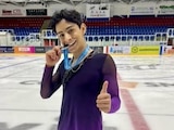 Donovan Carrillo presume la presea de plata que obtuvo en un evento en Escocia.