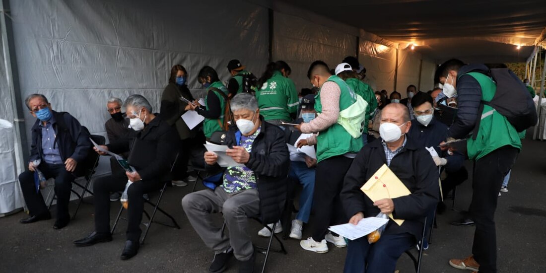 Adultos comenzaron a vacunarse a las 9:00 horas.